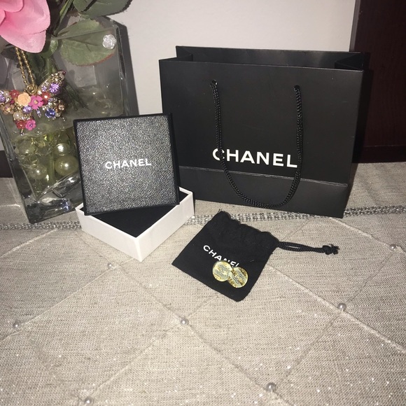 Chanel CC resin button earrings - Picture 3 of 10